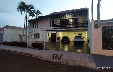 Imagem: A casa possui 3 Dormitórios, 5 Banheiros, 4 Vagas na garagem