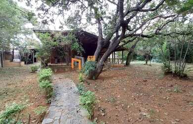 Imagem: A casa possui 3 Dormitórios, 2 Banheiros, 5 Vagas na garagem