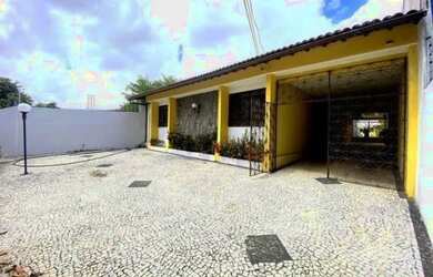 Imagem: A casa possui 3 Dormitórios, 1 Banheiro, 1 Vaga na garagem