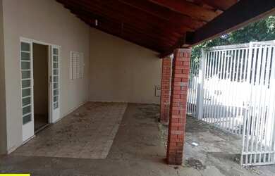 Imagem: A casa possui 2 Dormitórios, 1 Banheiro, 2 Vagas na garagem