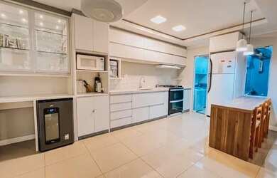 Imagem: A casa possui 3 Dormitórios, 4 Banheiros, 2 Vagas na garagem