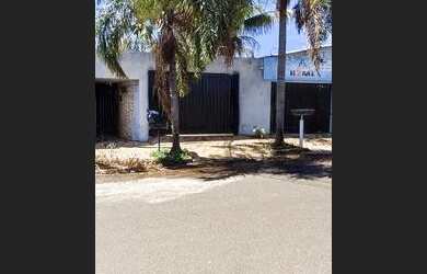 Imagem: A casa possui 4 Dormitórios, 3 Banheiros, 2 Vagas na garagem