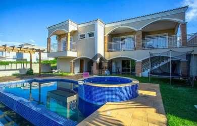 Imagem: A casa possui 3 Dormitórios, 5 Banheiros, 4 Vagas na garagem