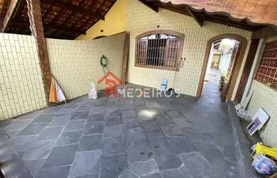 Imagem: A casa possui 2 Dormitórios, 2 Banheiros, 2 Vagas na garagem