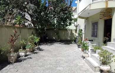 Imagem: O apartamento possui 2 Dormitórios, 1 Banheiro, 2 Vagas na