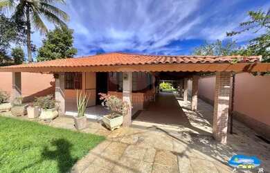 Imagem: A casa possui 4 Dormitórios, 2 Banheiros, 4 Vagas na garagem