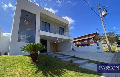 Imagem: A casa possui 3 Dormitórios, 2 Banheiros, 4 Vagas na garagem