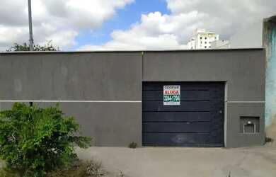 Imagem: A casa possui 2 Dormitórios, 1 Banheiro, 2 Vagas na garagem