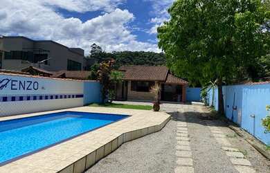 Imagem: A casa possui 3 Dormitórios, 3 Banheiros, 4 Vagas na garagem