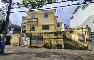 Imagem: A casa possui 5 Dormitórios, 3 Banheiros, 4 Vagas na garagem
