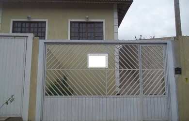 Imagem: A casa possui 2 Dormitórios, 1 Banheiro, 2 Vagas na garagem