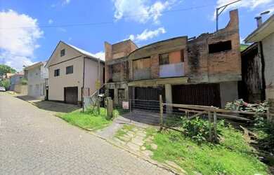 Imagem: A casa possui 4 Dormitórios, 1 Banheiro, 5 Vagas na garagem