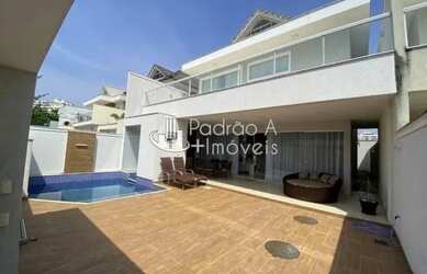 Imagem: A casa em condomínio possui 4 Dormitórios, 4 Banheiros, 2