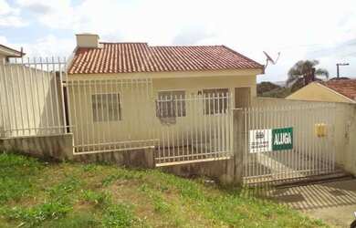 Imagem: A casa possui 3 Dormitórios, 1 Banheiro, 2 Vagas na garagem