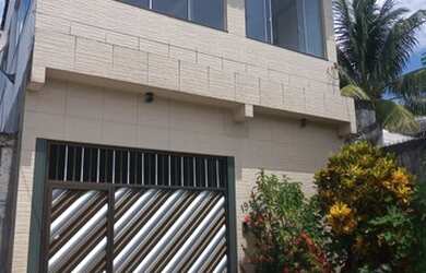 Imagem: A casa possui 4 Dormitórios, 3 Banheiros, 1 Vaga na garagem