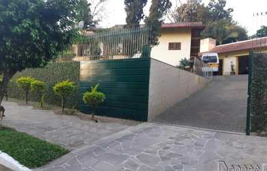 Imagem: A casa possui 3 Dormitórios, 2 Banheiros, 3 Vagas na garagem