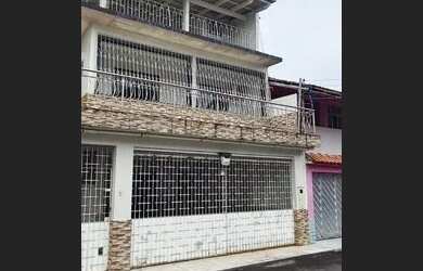 Imagem: A casa possui 4 Dormitórios, 3 Banheiros e 3 Vagas na garagem