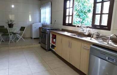 Imagem: A casa possui 2 Dormitórios, 2 Banheiros, 2 Vagas na garagem