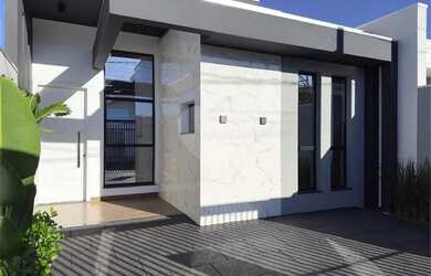 Imagem: A casa possui 3 Dormitórios, 2 Banheiros, 2 Vagas na garagem