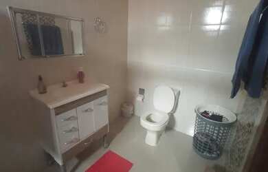 Imagem: A casa possui 2 Dormitórios, 2 Banheiros, 2 Vagas na garagem