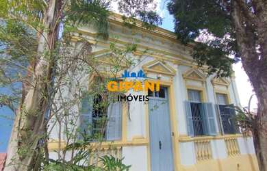 Imagem: A casa possui 3 Dormitórios, 2 Banheiros, 1 Vaga na garagem