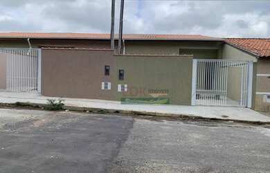 Imagem: A casa possui 3 Dormitórios, 2 Banheiros, 2 Vagas na garagem