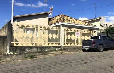 Imagem: A casa possui 3 Dormitórios, 2 Banheiros, 1 Vaga na garagem