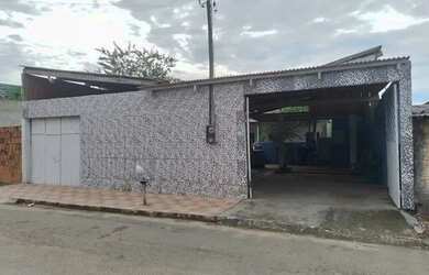 Imagem: A casa possui 2 Dormitórios, 1 Banheiro, 2 Vagas na garagem