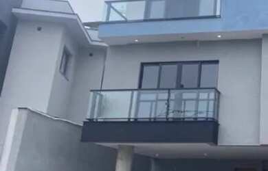 Imagem: A casa em condomínio possui 4 Dormitórios, 5 Banheiros, 2