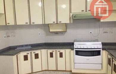 Imagem: A casa possui 4 Dormitórios, 3 Banheiros, 4 Vagas na garagem