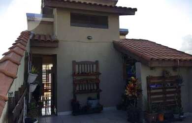 Imagem: A casa possui 3 Dormitórios, 4 Banheiros, 3 Vagas na garagem