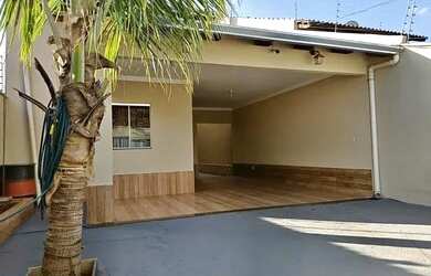 Imagem: A casa possui 2 Dormitórios, 1 Banheiro, 2 Vagas na garagem