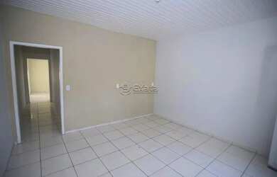 Imagem: A casa possui 2 Dormitórios, 1 Banheiro, 2 Vagas na garagem