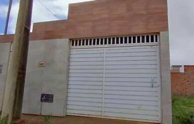 Imagem: A casa possui 3 Dormitórios, 2 Banheiros, 3 Vagas na garagem