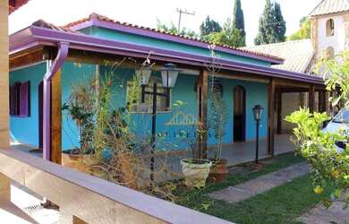 Imagem: A casa em condomínio possui 5 Dormitórios, 5 Banheiros, 400m²