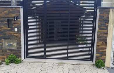 Imagem: A casa possui 2 Dormitórios, 2 Banheiros, 2 Vagas na garagem