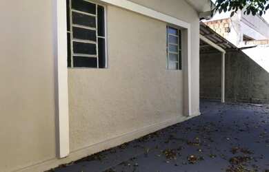 Imagem: A casa possui 2 Dormitórios, 2 Vagas na garagem e está localizado