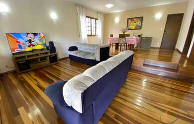 Imagem: A casa possui 4 Dormitórios, 3 Banheiros, 4 Vagas na garagem