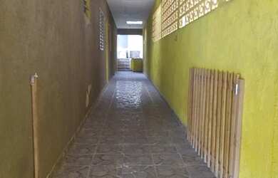 Imagem: A casa possui 3 Dormitórios, 1 Banheiro, 1 Vaga na garagem