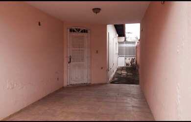 Imagem: A casa possui 3 Dormitórios, 2 Banheiros, 3 Vagas na garagem