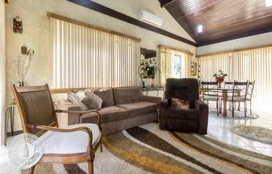 Imagem: A casa possui 3 Dormitórios, 3 Banheiros, 3 Vagas na garagem