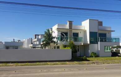 Imagem: A casa possui 5 Dormitórios, 4 Banheiros, 4 Vagas na garagem