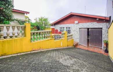 Imagem: A casa possui 3 Dormitórios, 3 Banheiros, 5 Vagas na garagem