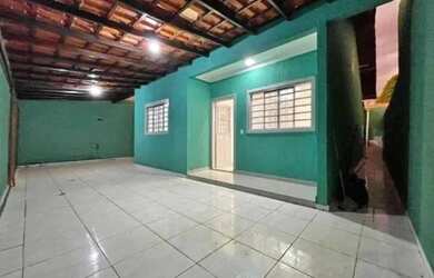 Imagem: A casa possui 3 Dormitórios, 1 Banheiro, 2 Vagas na garagem