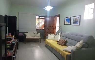 Imagem: A casa possui 3 Dormitórios, 1 Banheiro, 2 Vagas na garagem