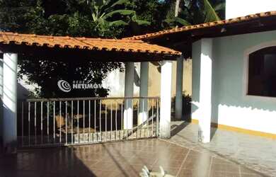 Imagem: A casa possui 3 Dormitórios, 4 Banheiros, 2 Vagas na garagem