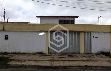 Imagem: A casa possui 4 Dormitórios, 3 Banheiros, 4 Vagas na garagem