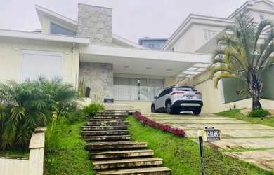 Imagem: A casa em condomínio possui 4 Dormitórios, 5 Banheiros, 4