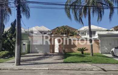 Imagem: A casa em condomínio possui 4 Dormitórios, 5 Banheiros, 5