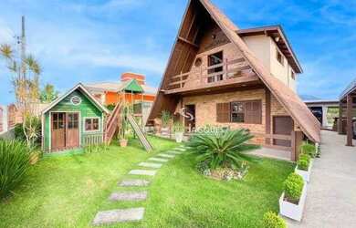 Imagem: A casa possui 3 Dormitórios, 3 Banheiros, 3 Vagas na garagem